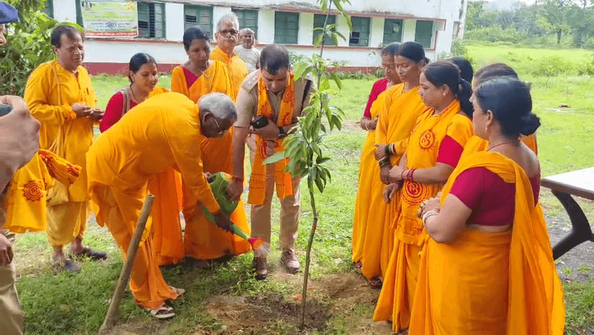 गायत्री परिवार ने 108 फलदार वृक्षों का रोपण किया