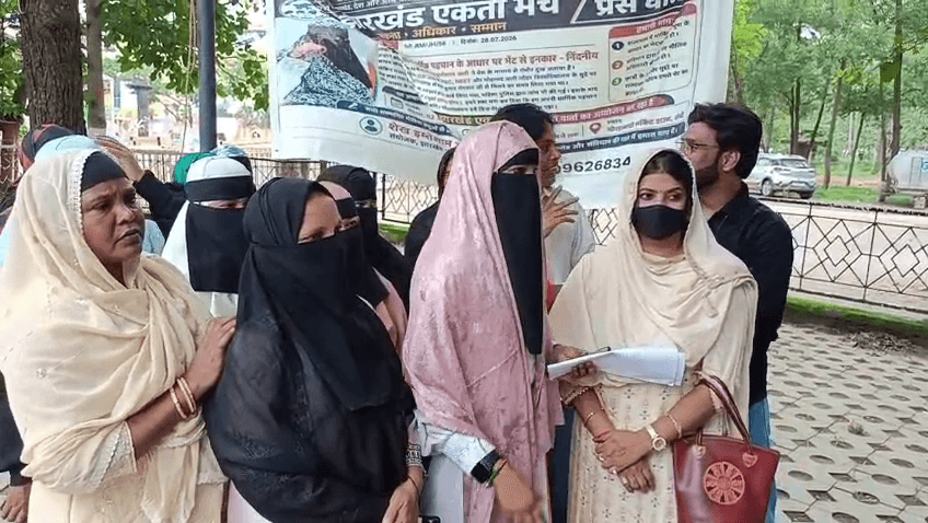 बुर्का पहने होने के कारण राज्यपाल से मिलने से रोका गया