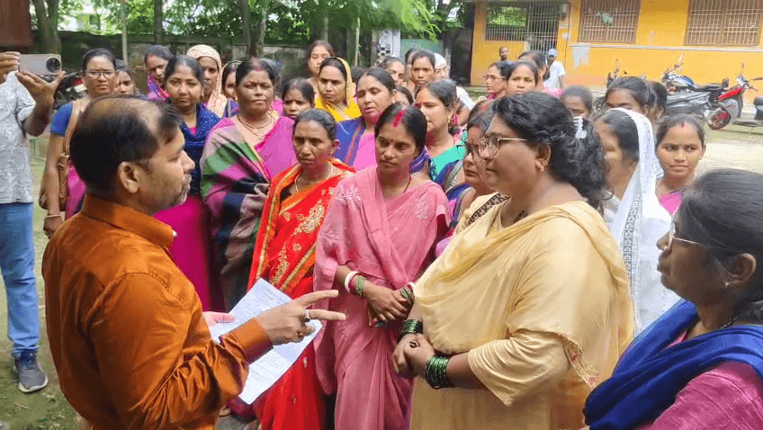 आंगनबाड़ी सेविकाओं ने समाज कल्याण पदाधिकारी को सौंपा ज्ञापन
