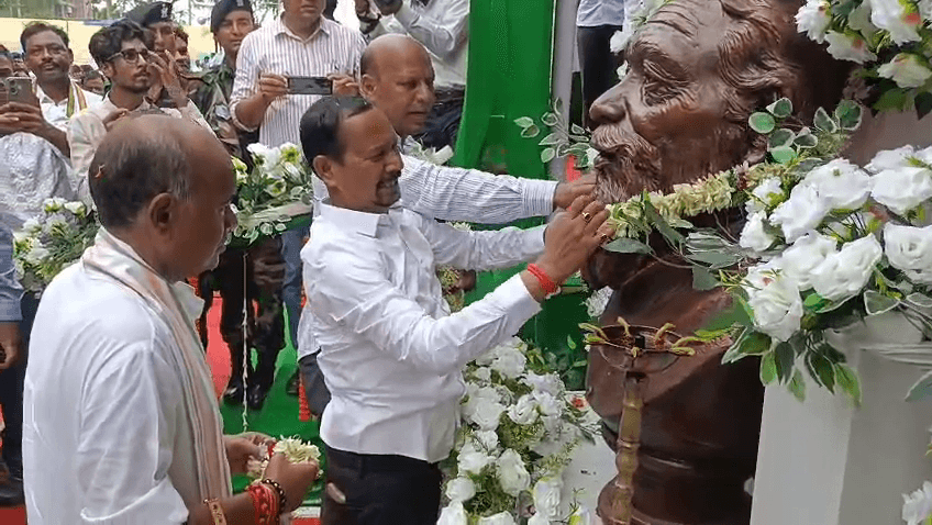 साहिबगंज में दिशोम गुरु की आदमकद प्रतिमा का अनावरण
