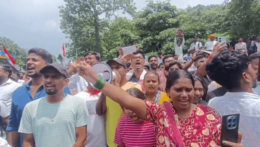 छात्रों ने विधानसभा घेराव के दौरान गाया राष्ट्रगान