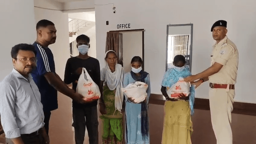 बोरियो थाना प्रभारी रोहित कुमार ने तीन निक्षय मित्र को लिया गोद