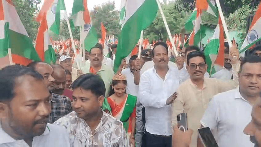 हजारीबाग सदर विधायक प्रदीप प्रसाद के नेतृत्व में निकाली गई तिरंगा यात्रा