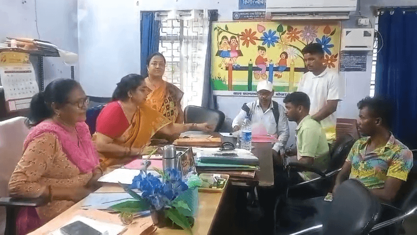 दो बच्चे लगभग पांच साल बाद अपने माता पिता से मिले