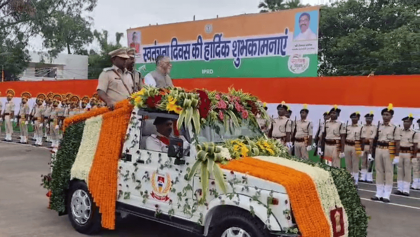 दुमका में राज्यपाल ने फहराया तिरंगा