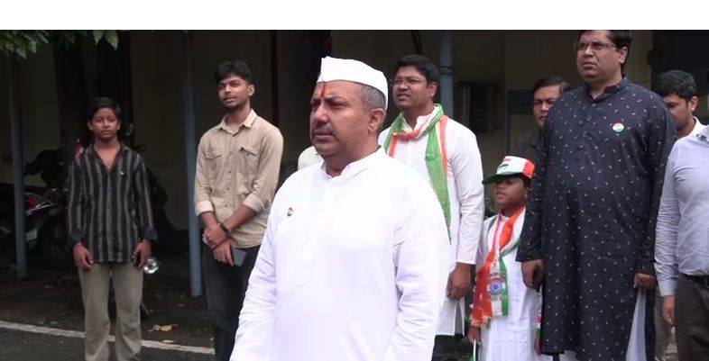 बिजली बोर्ड के कार्यालय में जीएम मनमोहन कुमार ने फहराया तिरंगा
