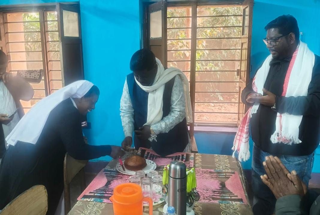 पाकुड़ - संत जोसेफ स्कूल में क्रिसमस गेदरिंग, विधायक हेमलाल मुर्मू ने बच्चों संग काटा केक