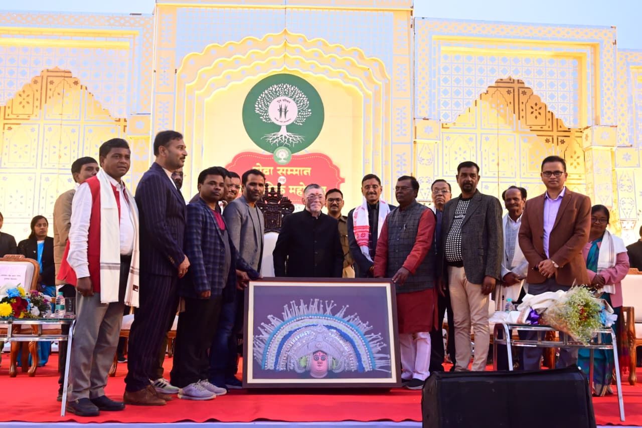 सोनाहातू में गूंज महोत्सव के दौरान बिनोद बिहारी महतो की आदमकद प्रतिमा का अनावरण, राज्यपाल संतोष कुमार गंगवार रहे मौजूद