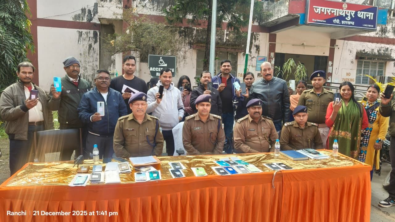 राँची पुलिस की बड़ी सफलता: 'ऑपरेशन मुस्कान' में बरामद हुए 50 गुम मोबाइल, 25 धारकों को लौटाए