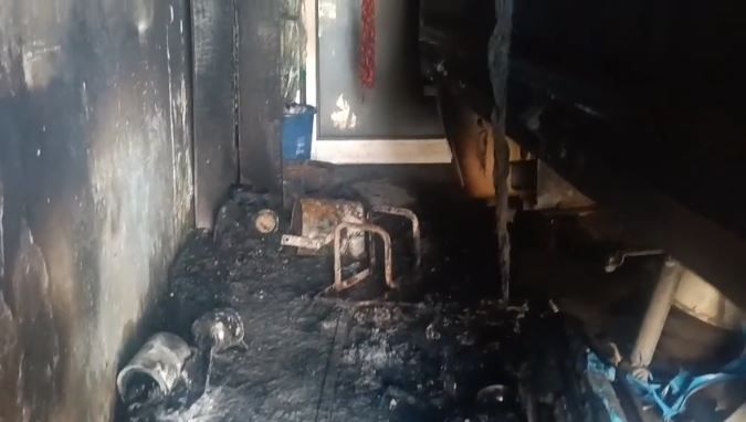 गैरेज में लगी आग, डेढ़ लाख की संपत्ति जलकर हुयी ख़ाख़ 