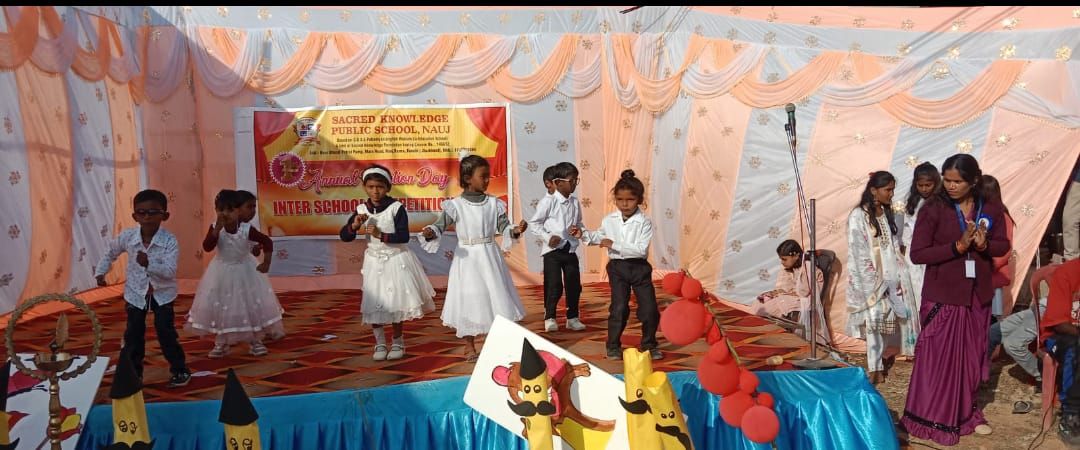 सेक्रेड नॉलेज पब्लिक स्कूल का प्रथम वार्षिक उत्सव धूम - धाम के साथ मनाया गया 
