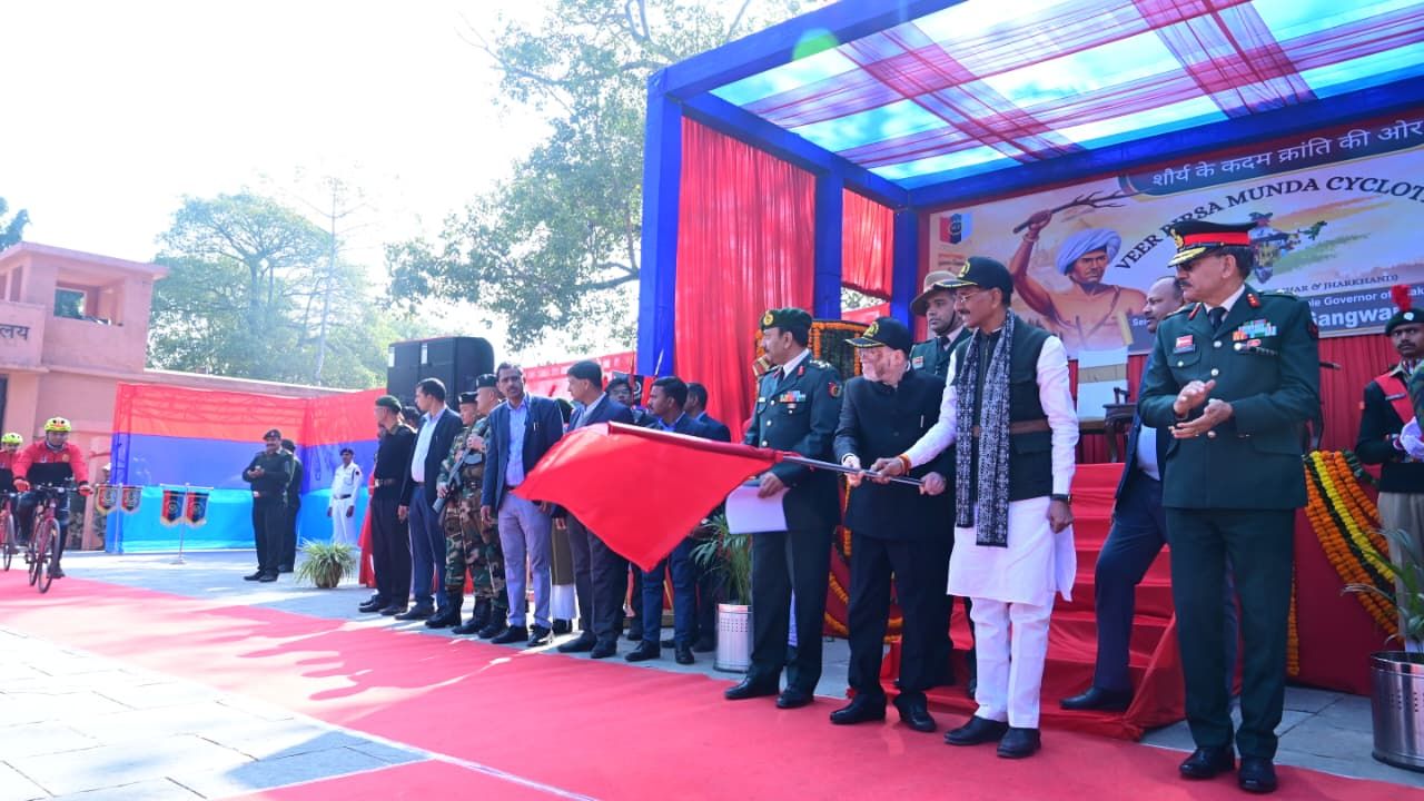वीर बिरसा मुंडा साइक्लोथॉन: राज्यपाल संतोष कुमार गंगवार ने रांची से दिल्ली तक की 1300 किमी यात्रा को किया रवाना