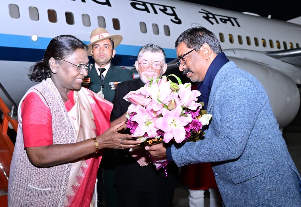 राष्ट्रपति द्रौपदी मुर्मु का तीन दिवसीय झारखंड दौरा शुरू: रांची में राज्यपाल और मुख्यमंत्री ने किया भव्य स्वागत