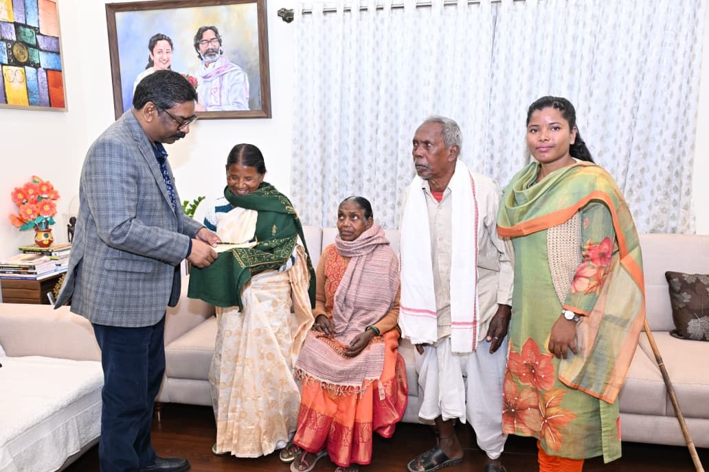 मुख्यमंत्री हेमंत सोरेन ने IIIT रांची की पीएचडी छात्रा सविता कच्छप को ₹2 लाख की प्रोत्साहन राशि सौंपी