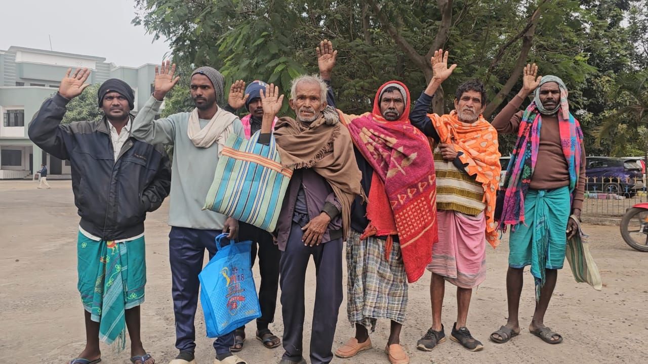 पाकुड़: कागजों में बन गए PM आवास, हकीकत में छत को तरस रहे आदिवासी; DC दफ्तर पहुंच लगाई न्याय की गुहार