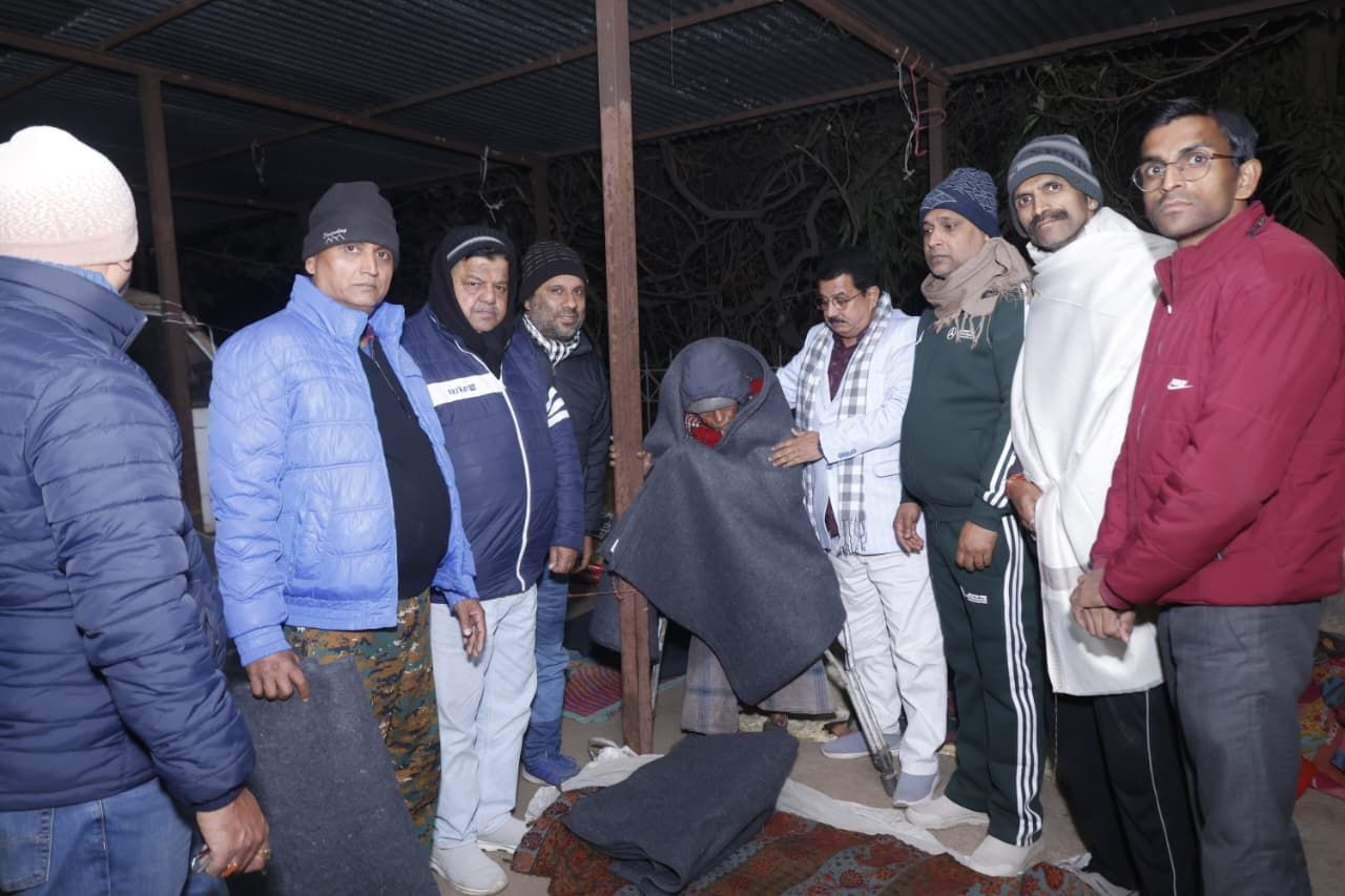 ठिठुरती रात में इंसानियत की गर्माहट, हजारीबाग यूथ विंग ने देर रात जरूरतमंदों को बांटे कंबल