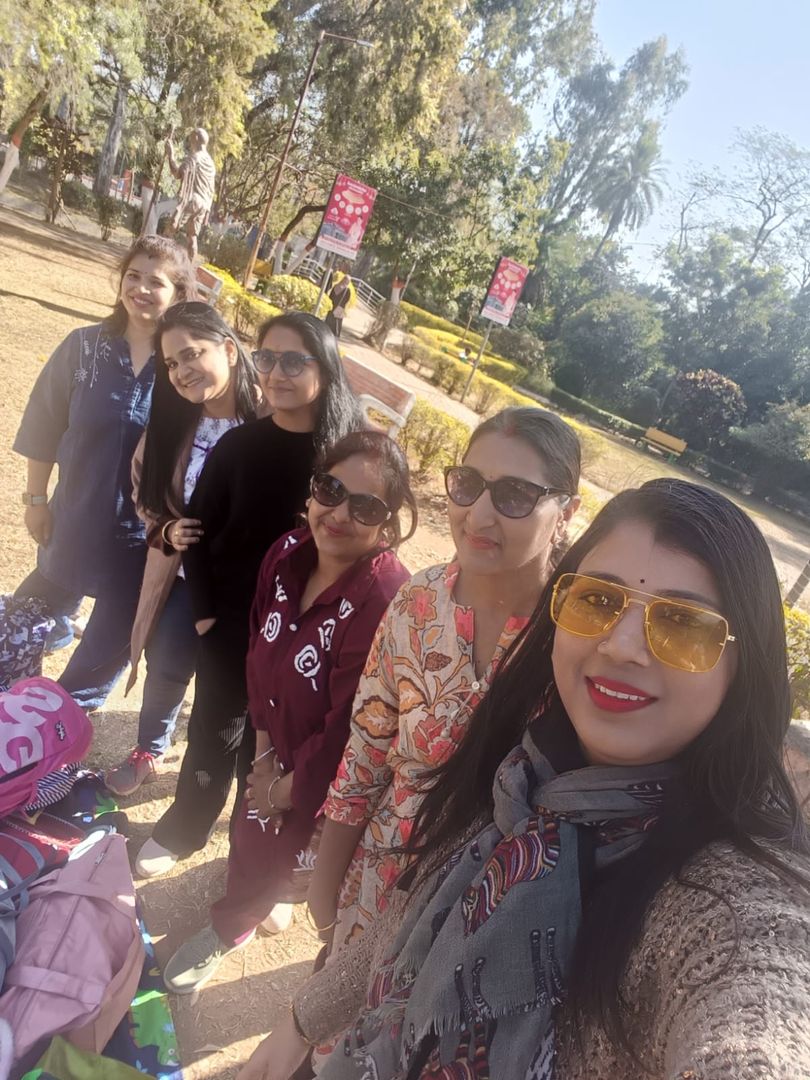 हजारीबाग: नए साल के स्वागत में उमड़ा जनसैलाब, सेल्फी और मुस्कुराहटों के साथ महिलाओं ने किया 2026 का अभिनंदन