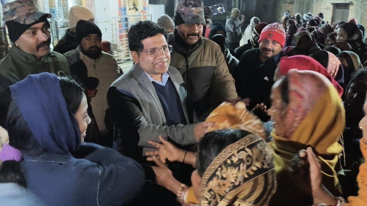 भीषण ठंड के बीच उपायुक्त ने बभनवै हरिजन टोला में किया कंबल वितरण