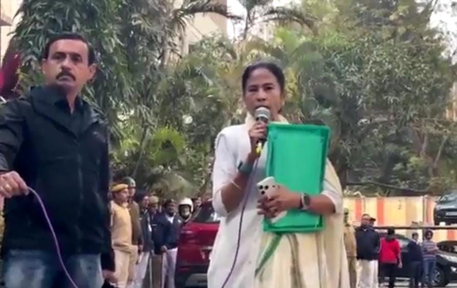 ममता बनर्जी पहुंची ईडी की रेड वाली जगह