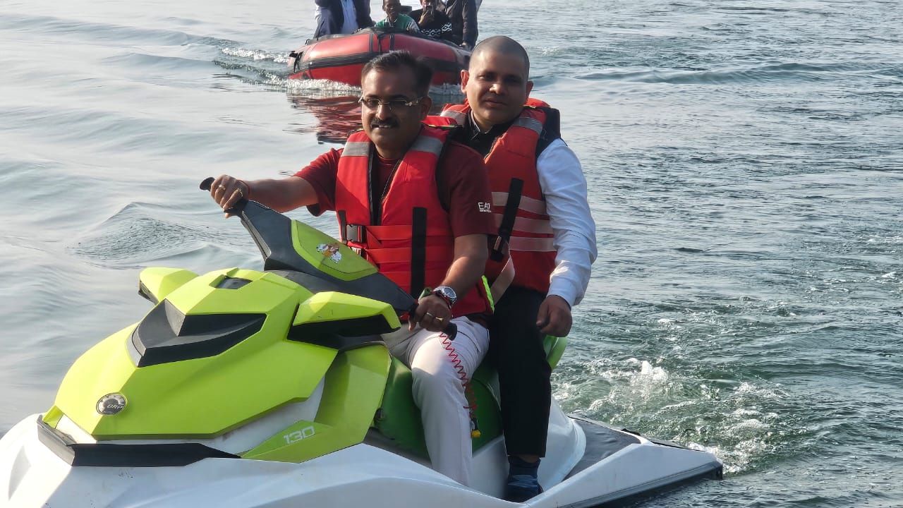 डीसी और एसपी ने किया जेट स्की