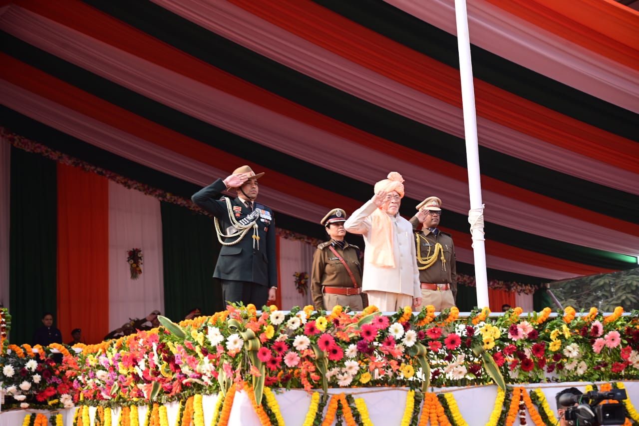 राज्यपाल ने राष्ट्रीय ध्वज को सलामी दी