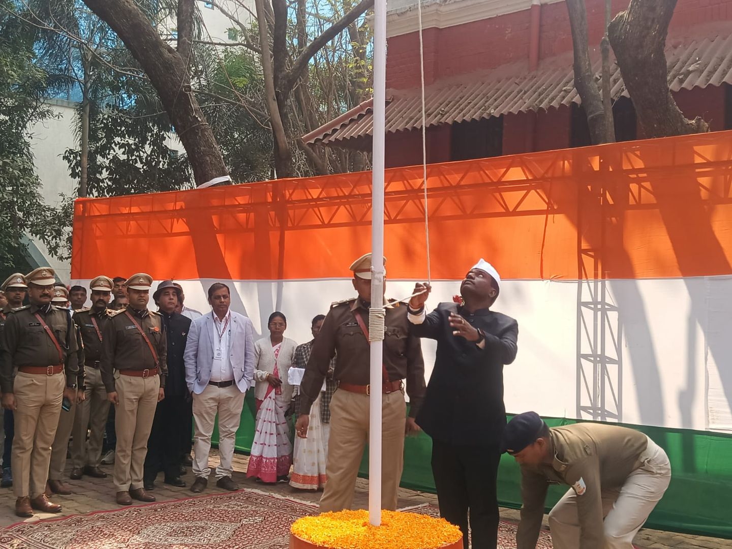 उपायुक्त-सह-जिला दंडाधिकारी रांची ने उपायुक्त कार्यालय किया झण्डोत्तोलन