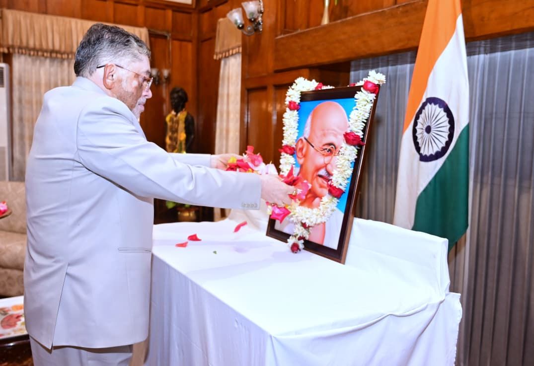 राज्यपाल संतोष कुमार गंगवार ने महात्मा गांधी की पुण्यतिथि पर दी श्रद्धांजलि