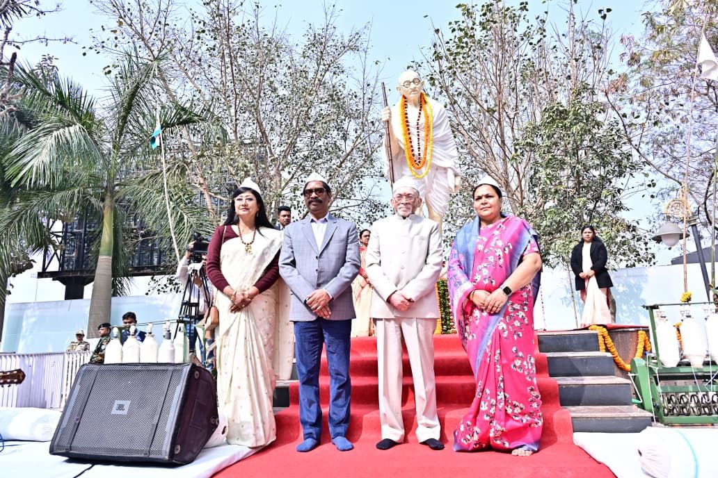 राष्ट्रपिता महात्मा गांधी की पुण्यतिथि पर मोरहाबादी में श्रद्धांजलि सभा, राज्यपाल व मुख्यमंत्री ने किया नमन