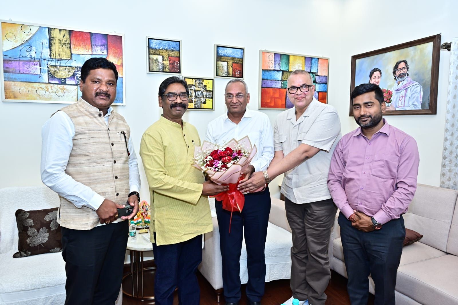 मुख्यमंत्री हेमन्त सोरेन से वरिष्ठ वैज्ञानिक जी.भी.के. सुब्रमण्यम ने की शिष्टाचार भेंट, कैंसर उपचार मशीन की दी जानकारी