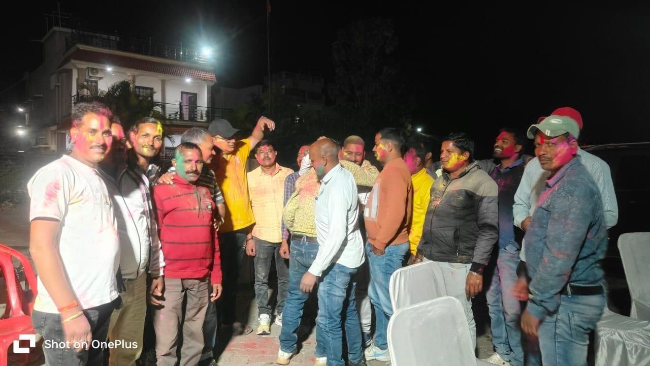 विधायक प्रतिनिधि के नेतृत्व में मनाया गया होली मिलन समारोह