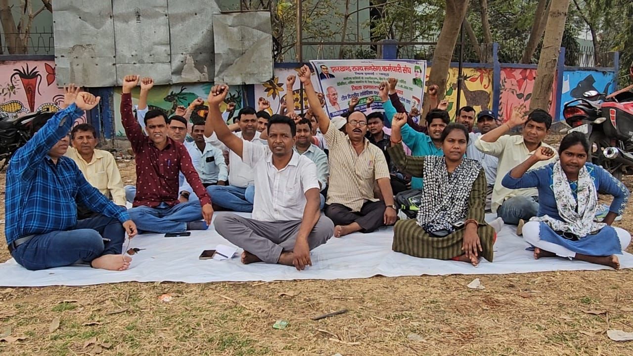 पाकुड़ में 250 मनरेगा कर्मी हड़ताल पर