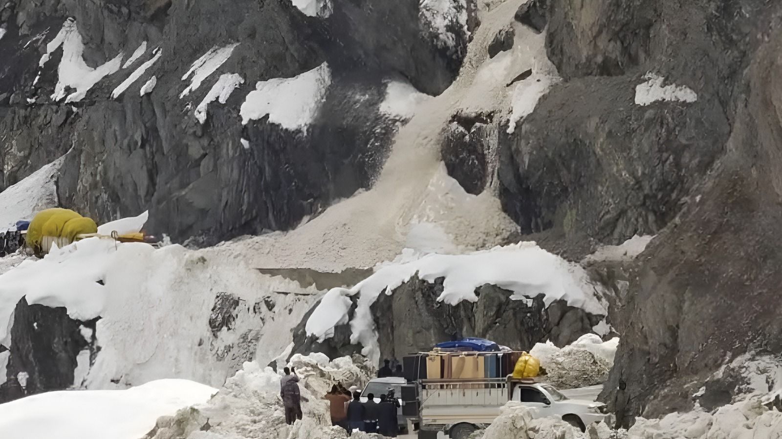 हिमस्खलन में सात लोगों की मौत