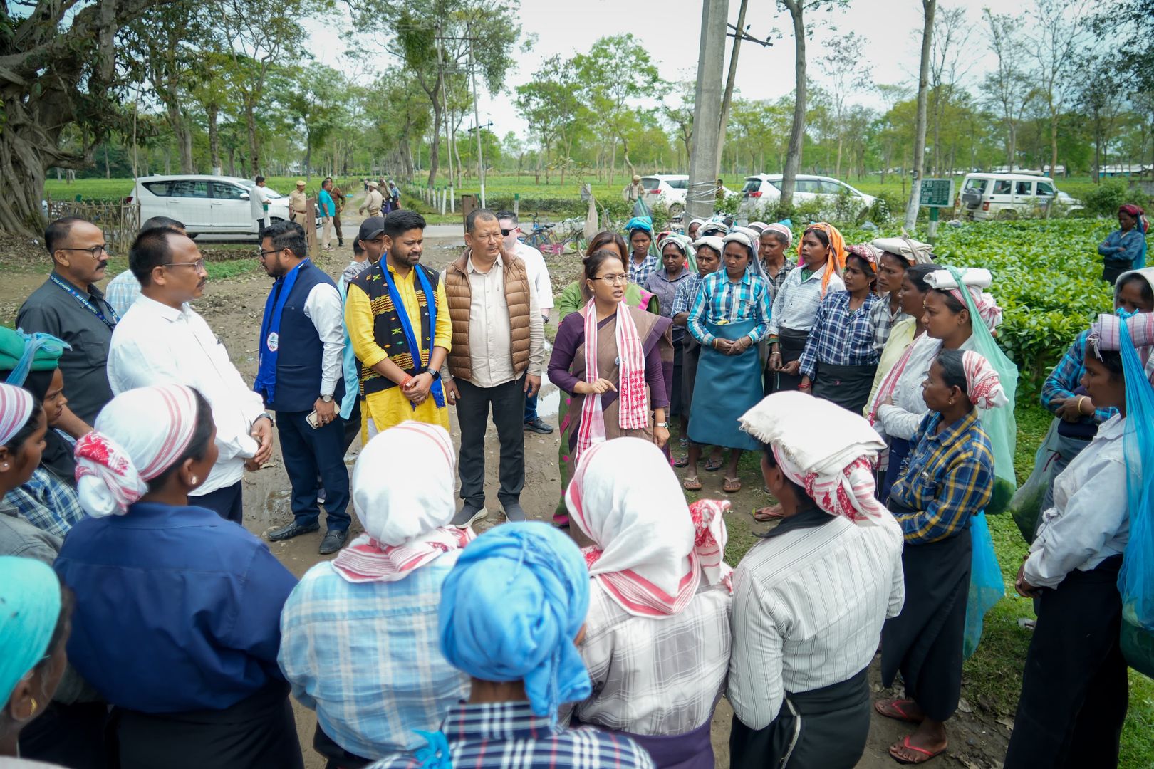 मजदूरों का दर्द सुन भावुक हुई मंत्री शिल्पी नेहा तिर्की