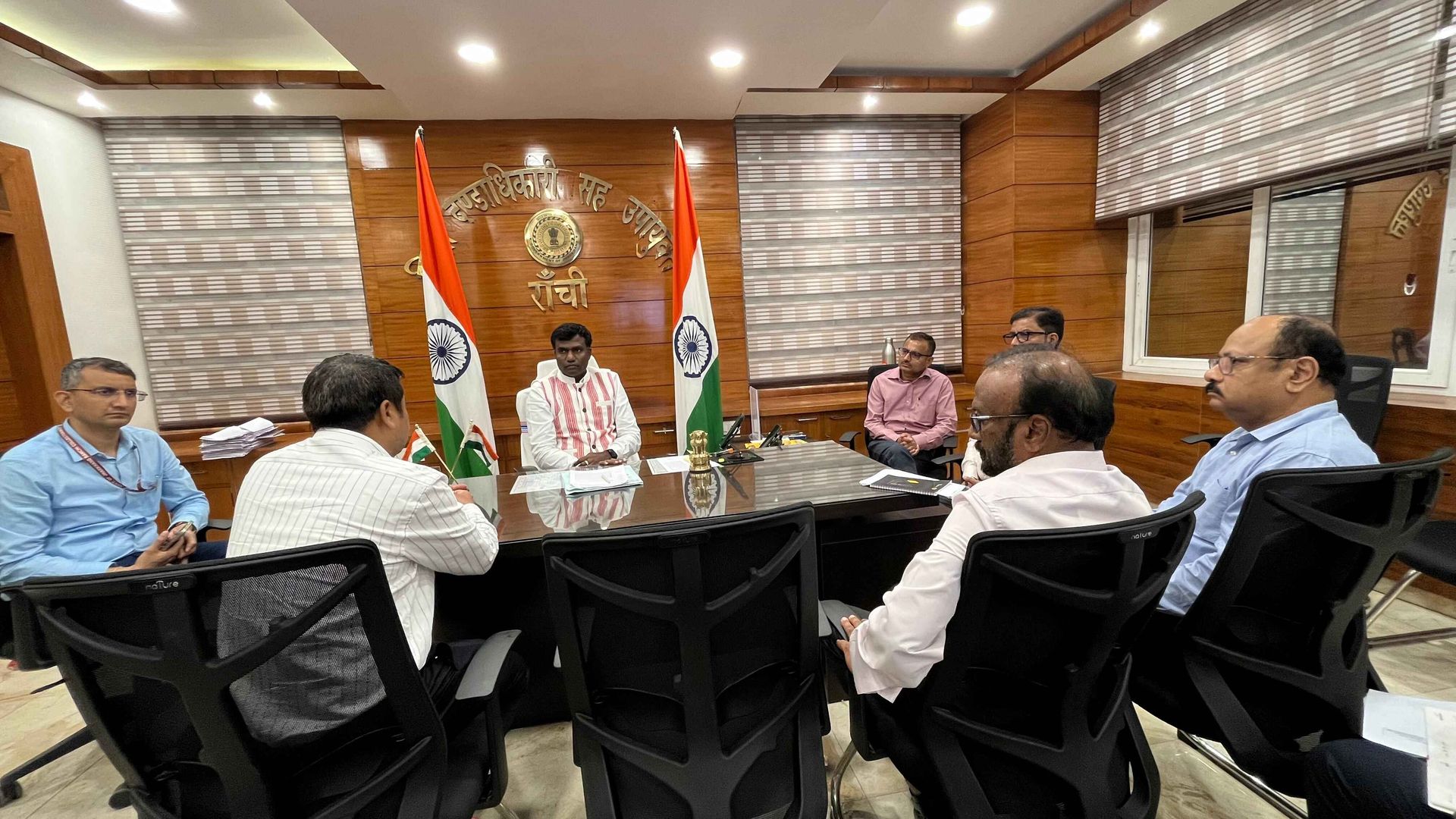 उपायुक्त ने की कोल कंपनियों और संबंधित विभागों के साथ बैठक