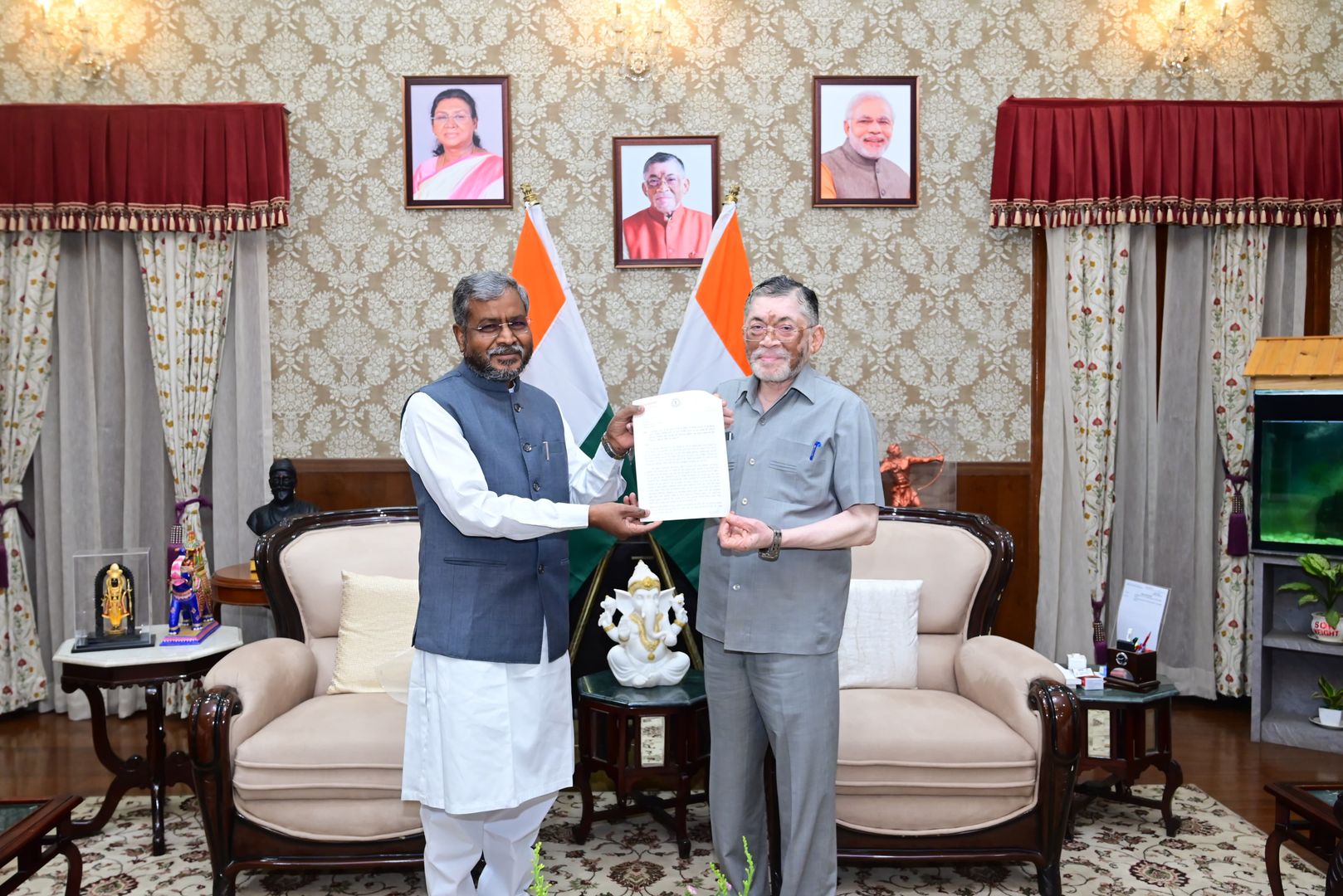 शराब घोटाले को लेकर नेता प्रतिपक्ष बाबूलाल ने राज्यपाल को पत्र सौंपा