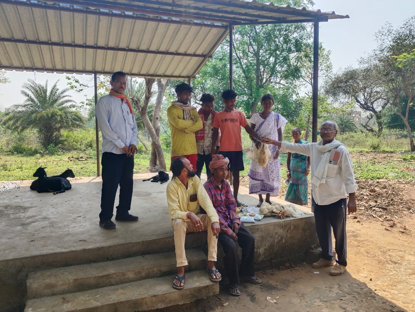 गरीबी के बीच इंसानियत की दिखी मिसाल, श्राद्ध कार्य के लिए जनप्रतिनिधि की दिखी भागीदारी 