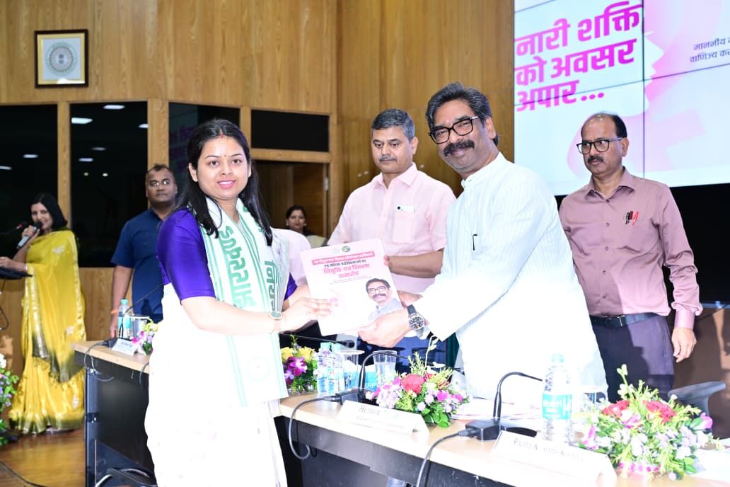 झारखंड: मुख्यमंत्री हेमंत सोरेन ने 299 नवनियुक्त सीडीपीओ और महिला पर्यवेक्षिकाओं को सौंपे नियुक्ति पत्र