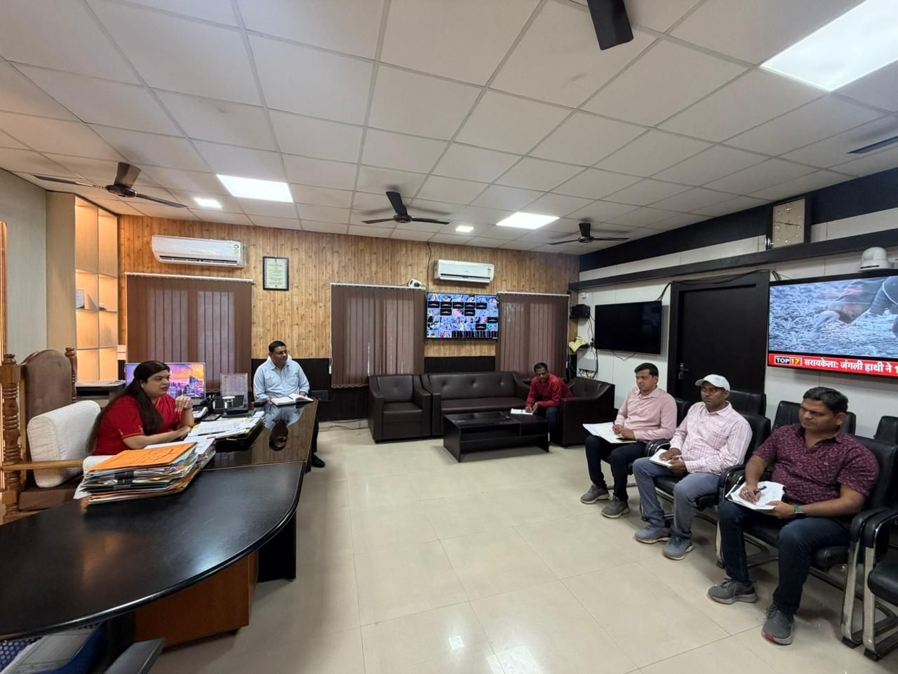 पुल निर्माण की मिली मंजूरी, डीएम ने समीक्षा बैठक के दौरान दी जानकारी
