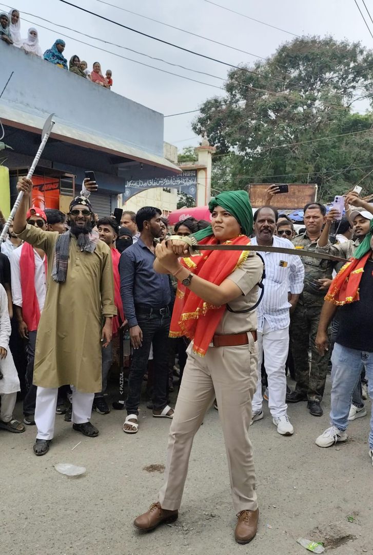 मोहर्रम के मौके पर इंस्पेक्टर दीपिका प्रसाद की तलवारबाजी के हुए सब कायल