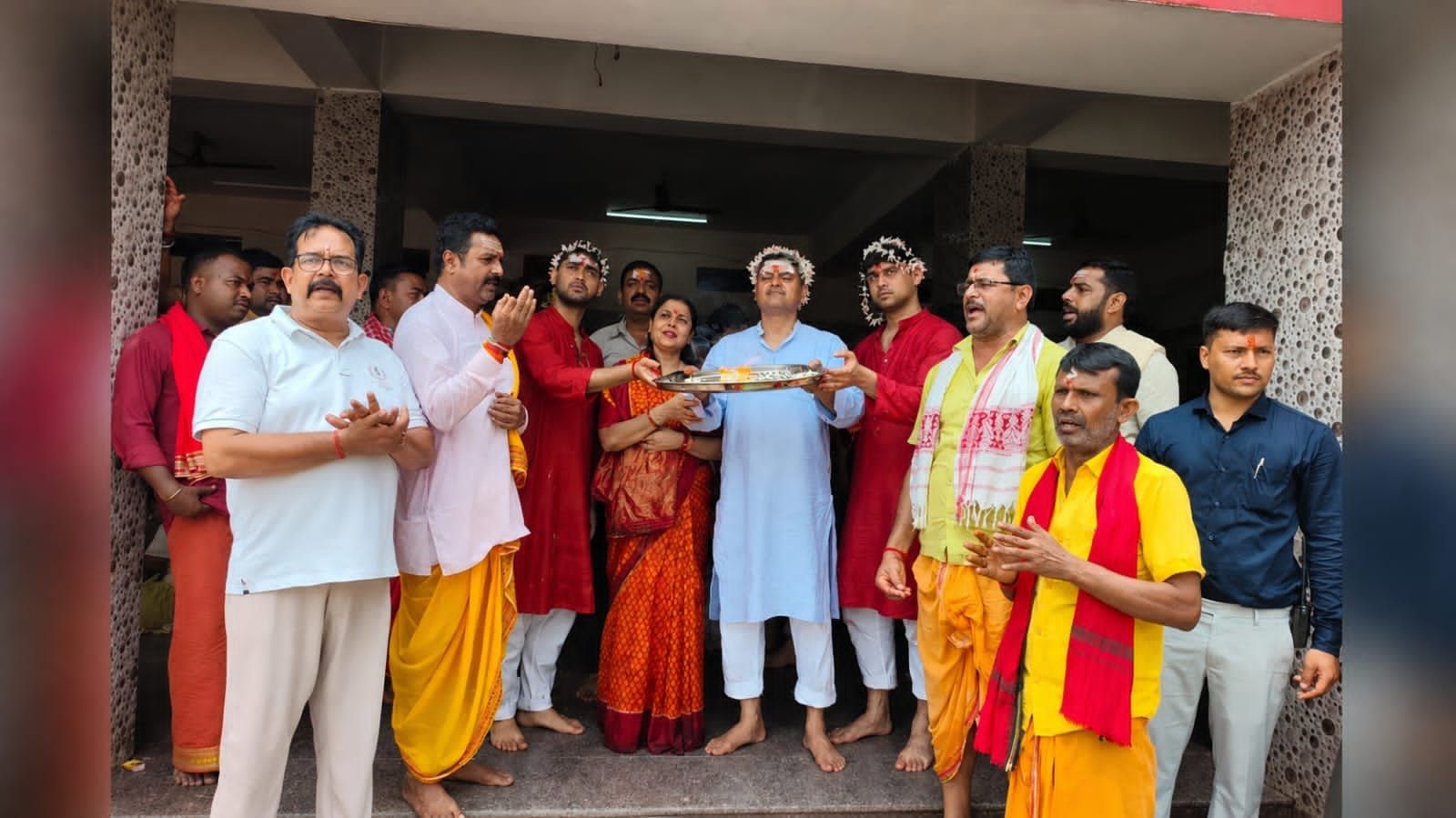 मुख्य सचिव अविनाश कुमार सपरिवार बासुकिनाथ मंदिर पहुंचे