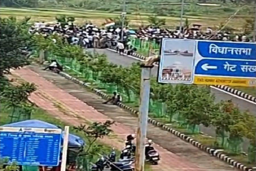 विधानसभा के पास छात्रों का हुजूम