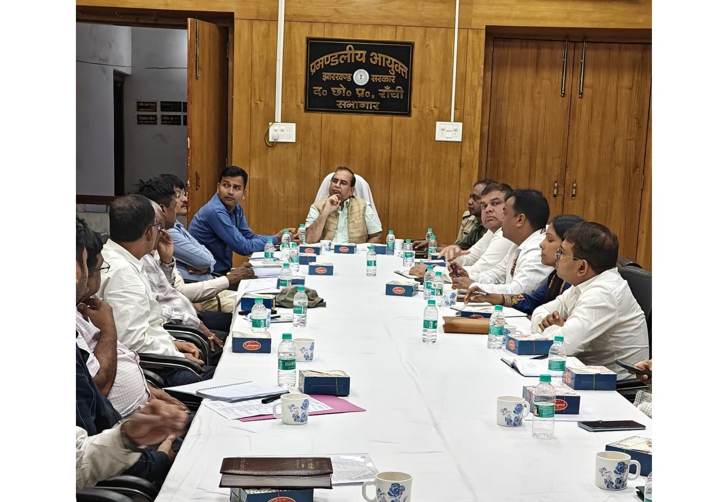 प्रमंडलीय आयुक्त, दक्षिणी छोटानागपुर की अध्यक्षता में स्वतत्रंता दिवस समारोह को लेकर समीक्षात्मक बैठक