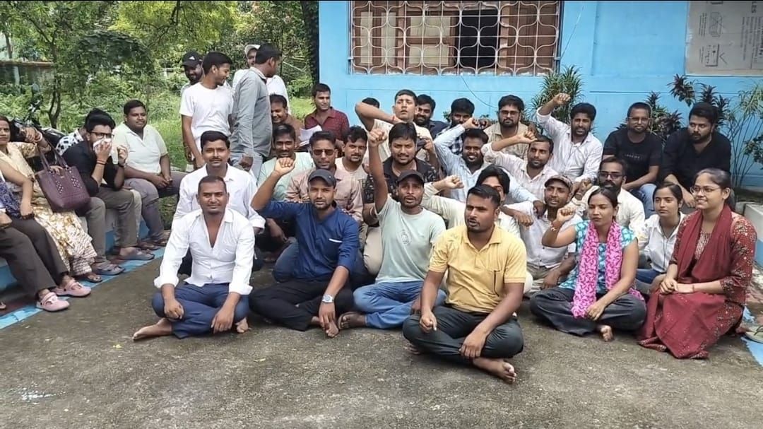 डिग्री पूरी, परीक्षा पूरी, फिर भी रिजल्ट नहीं
